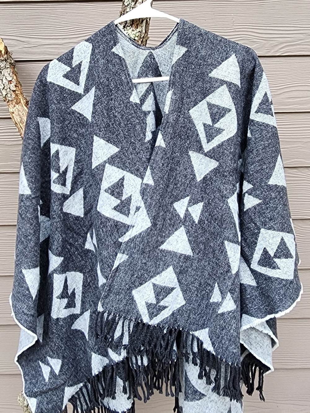 Cozy Geometric Fringe Poncho - Gray/White